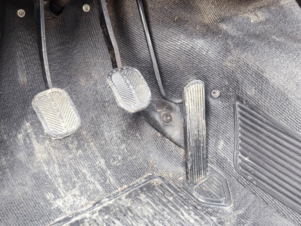 Напольная педаль практически не стертая — Lada 2101