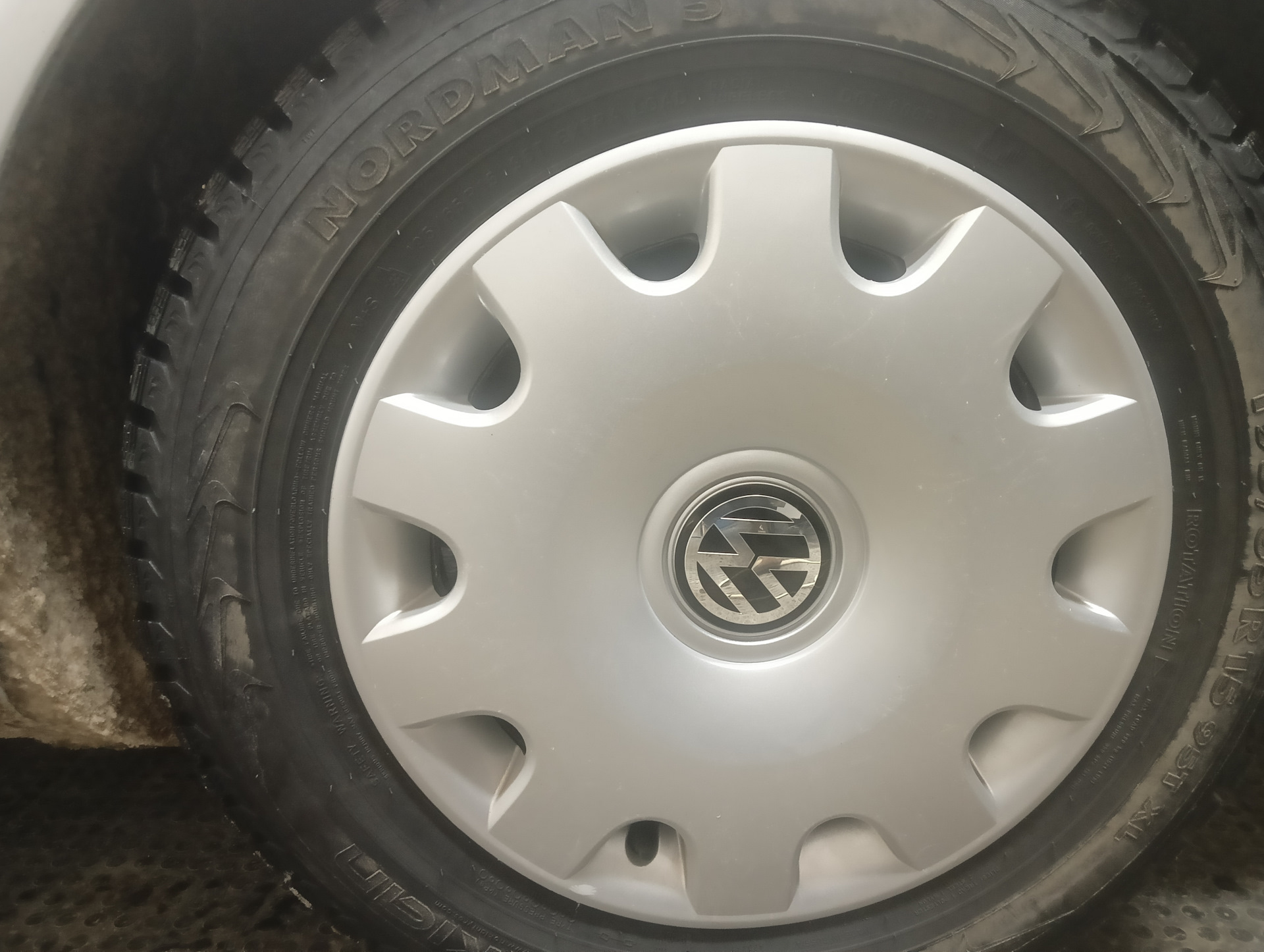 Нашел наклейки на колпаки — Volkswagen Bora (1G), 1,6 л, 2002 года ...