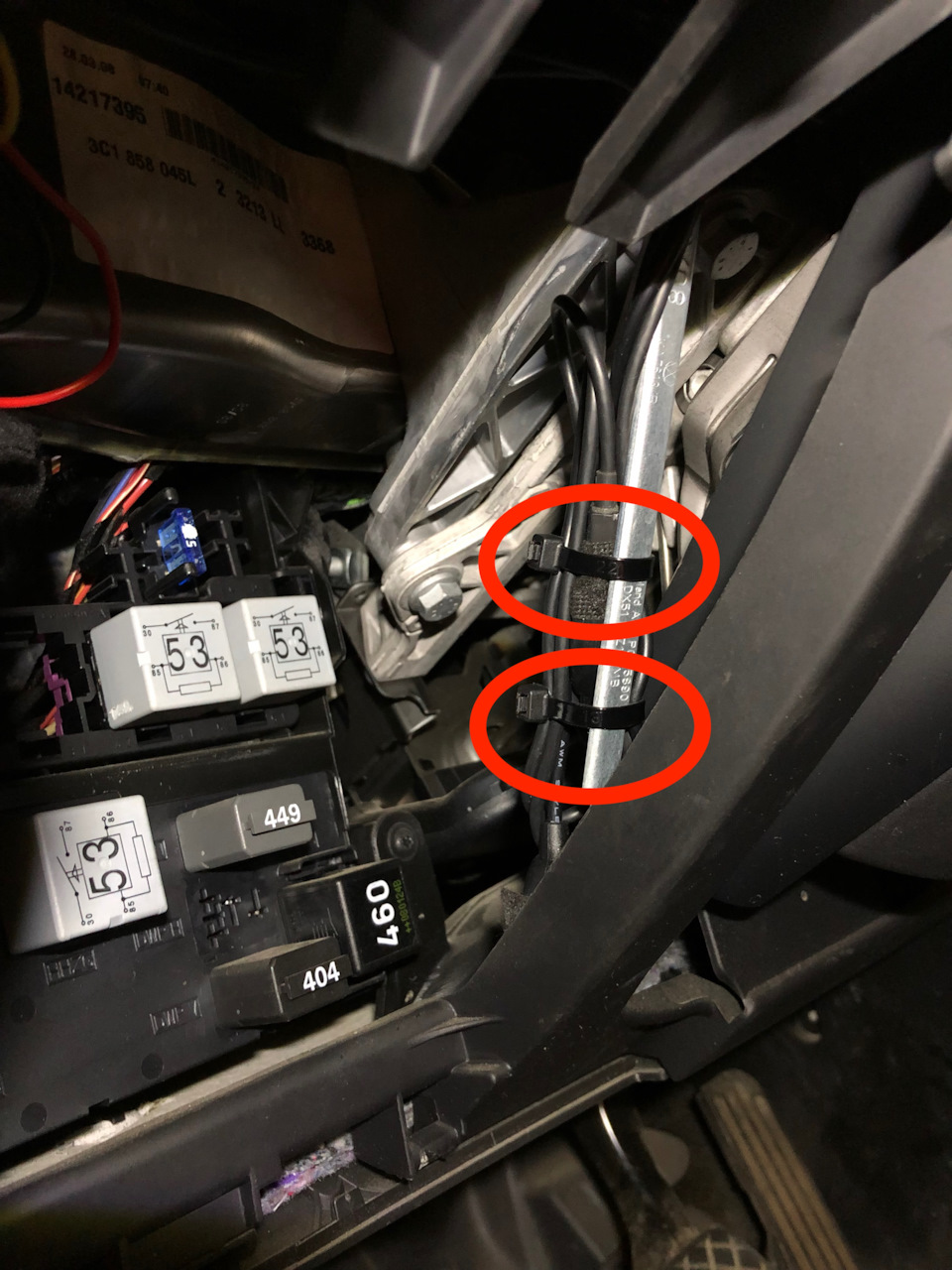 И ещё две стяжки пониже — Volkswagen Passat B6