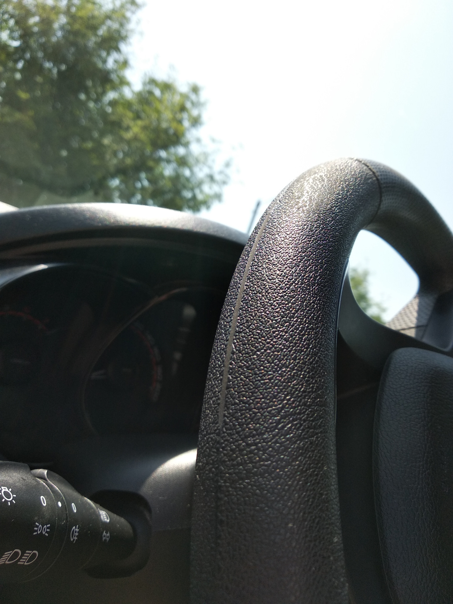 Кожа руля при пробеге 60000 км. Rav4 облезает руль. Потёртости руля пробег. Износ руля. Как понять пробег по рулю.