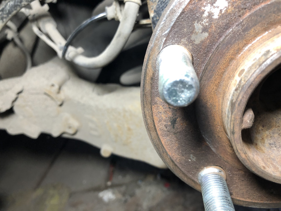 Смещено отверстие на 2,5мм и расширено, тем самым новая шпилька сидит идеально! — Opel Astra J GTC