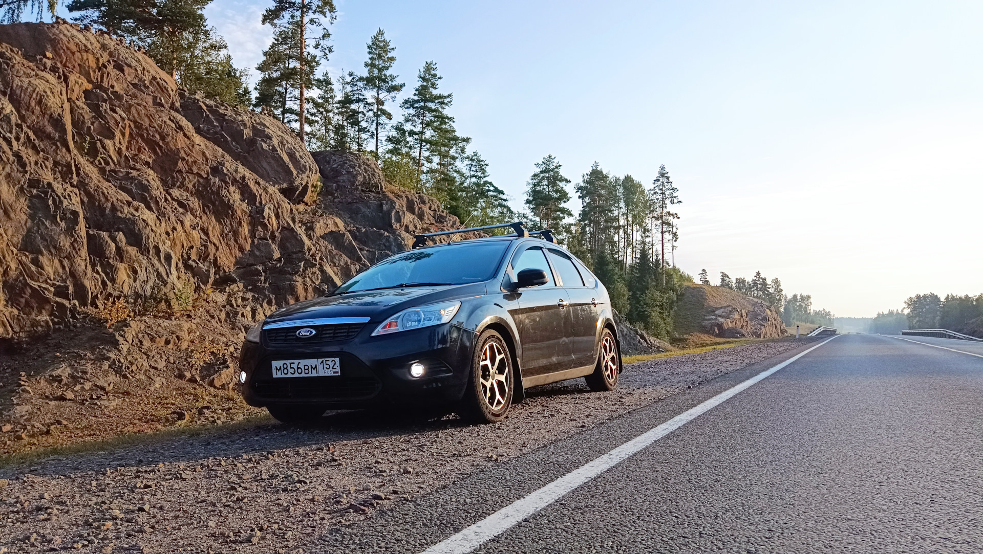 Санкт петербург едет машина. Ford Focus II хэтчбек drive2. Форд фокус 2 хэтчбек 1.43. Форд фокус 2021 хэтчбек характеристики зима снег дорог. Из Воронежа в Адыгею на машине.