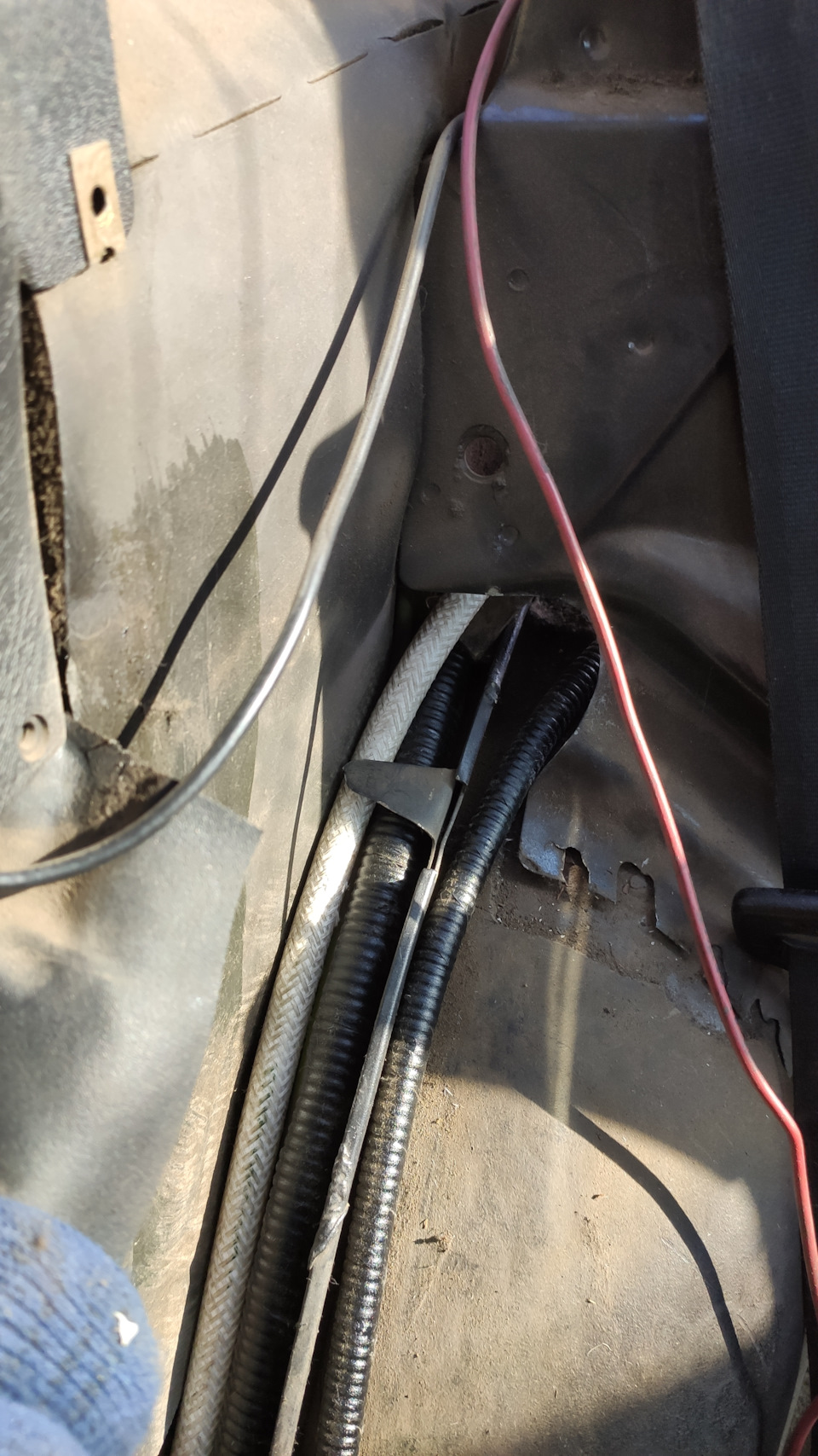 Перенос аккумулятора в багажник — Audi 100 (C3), 2 л, 1989 года ...