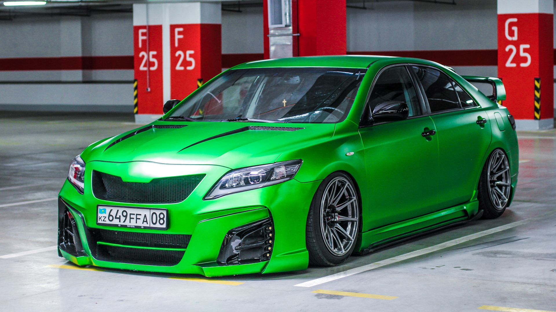 Green 40. Toyota Camry зеленая. Зеленая Тойота Камри 3/5. Toyota Camry 3.5 салатовая. Camry 3.5 Tuning зеленая.