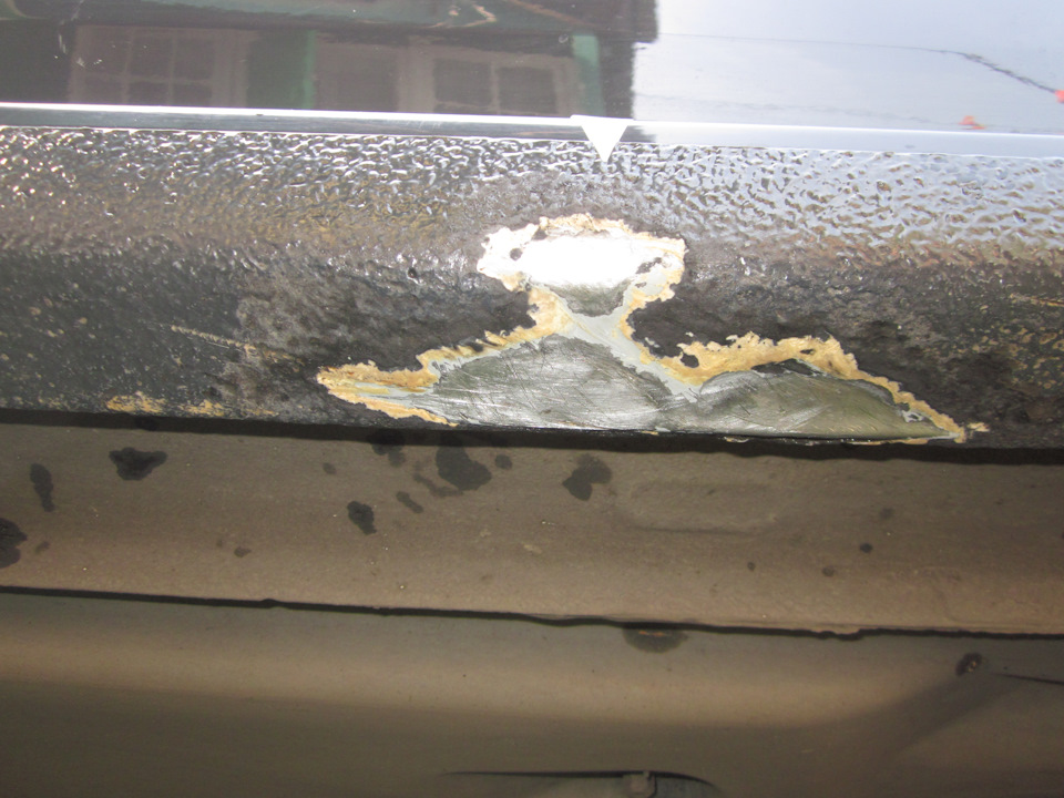 Обезжиренная, протравленная и подготовленная «Цинкором» (раствор №1) поверхность для электрохимической оцинковки. — Volkswagen Polo Sedan