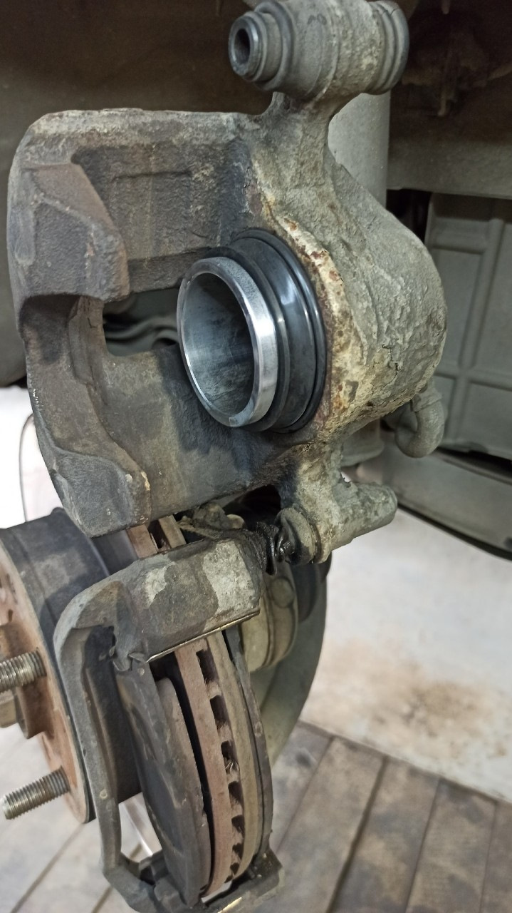 Установка ремкомплекта суппорта — Hyundai Accent (3G), 1,5 л., 2007 ...