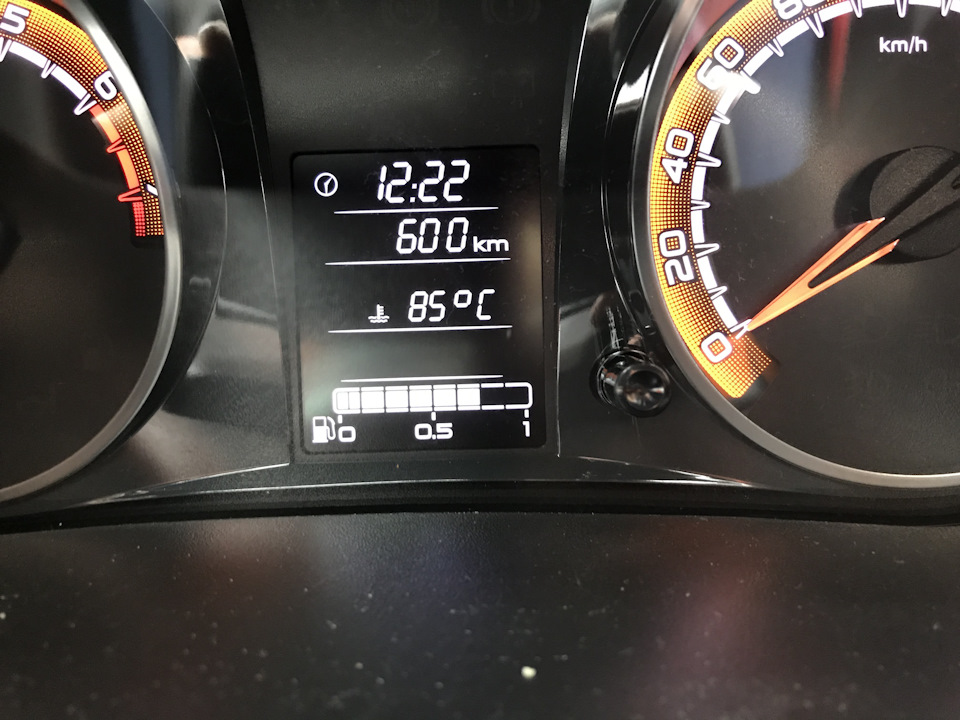 Машина 600 км в час. Два поезда шли с одинаковой скоростью. 600м 1 км. Два поезда шли с одинаковой скоростью. Рекорды скорости на автомобиле.