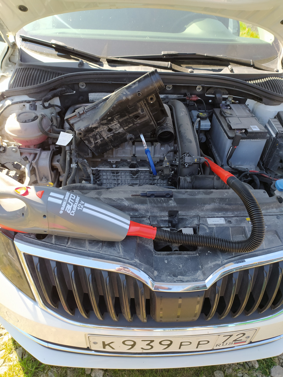 Пыли под корпусом фильтра очень много, что смог — убрал пылесосом. — Skoda Octavia A7 Mk3