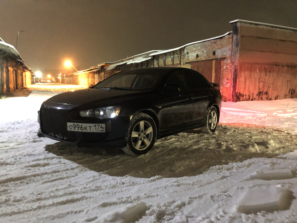 Mitsubishi Lancer черная ночью