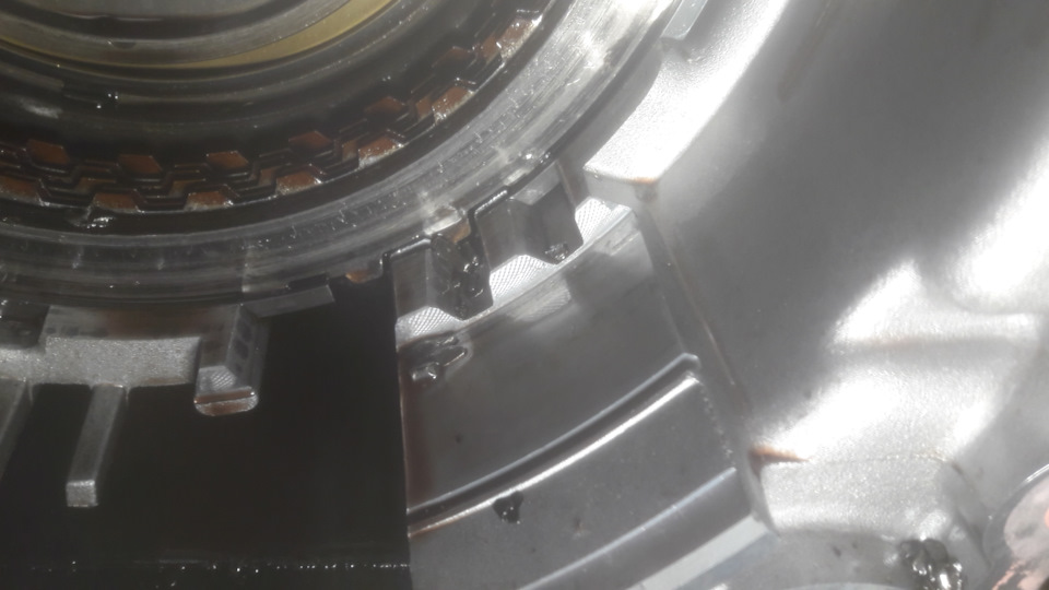 Куски железяк разбросаны по всей коробке — Mitsubishi Lancer IX