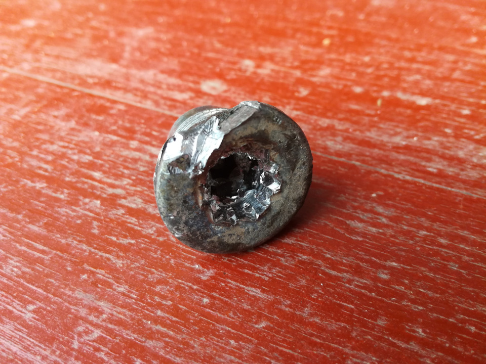 следы зубила и вколоченных торксов — Nissan X-Trail II (t31)