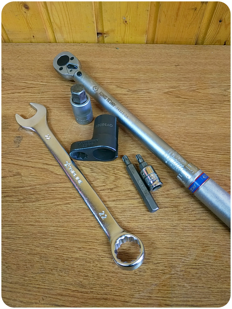 Набор: Головка на 22 (для лямбы, на всякое пожарное), Шестигранник 17, ключ 22, биты Torx45 и средний динамо ключ — Skoda Octavia A7 Mk3