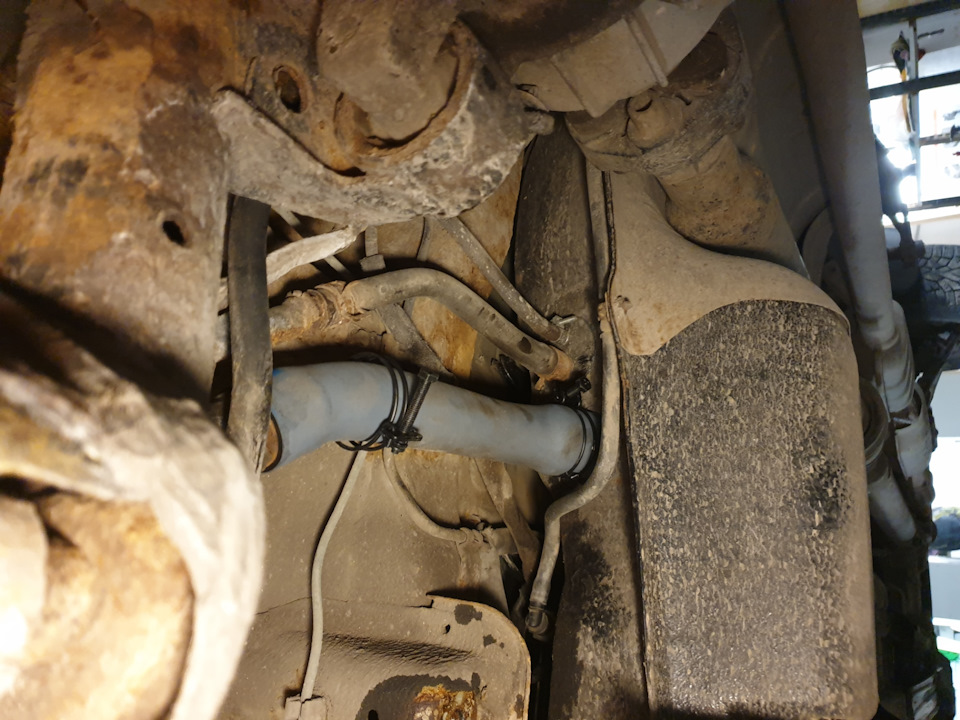 Обслуживание передних тормозов, замена внутреннего шруса, замена трубки ...