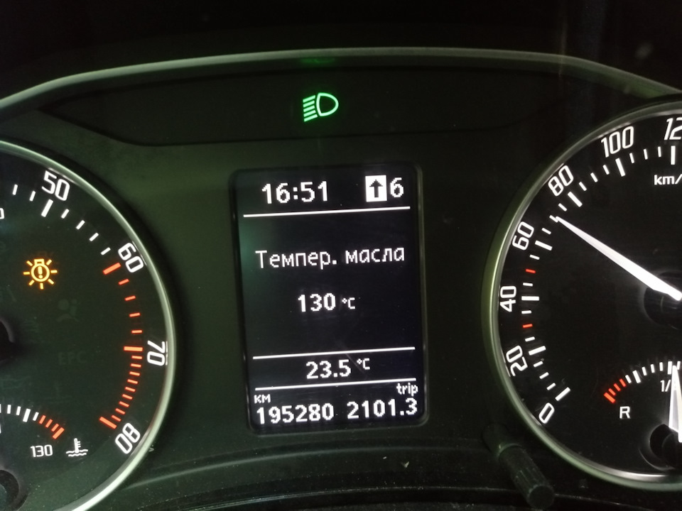 Температура масла шкода. Шкода фабия 2 датчик масла. 8 tsi темп масла на maxi dot. Прибор температуры на шкоде йети. Температура масла 110 градусов.