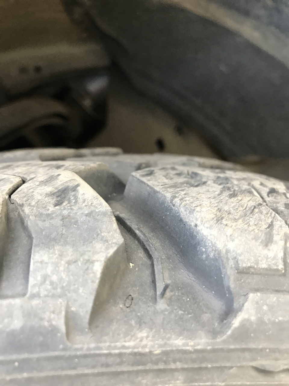 Неравномерный износ протектора — Toyota Fortuner (2G), 2,8 л, 2017 года ...