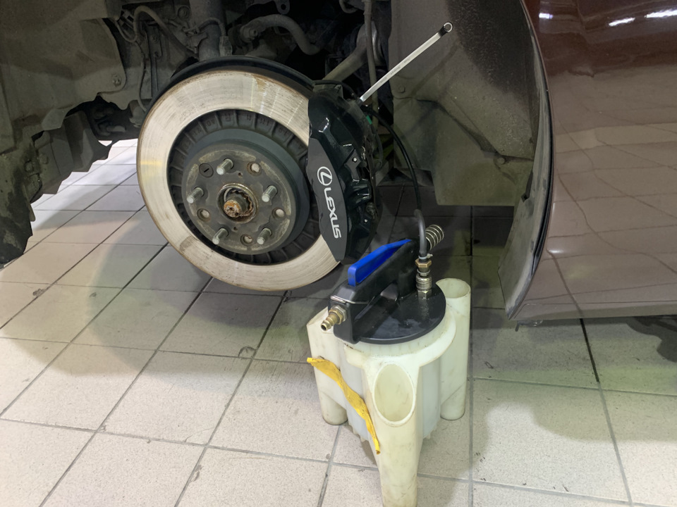 И показали прокачку тормозной жидкости — Lexus LC 500