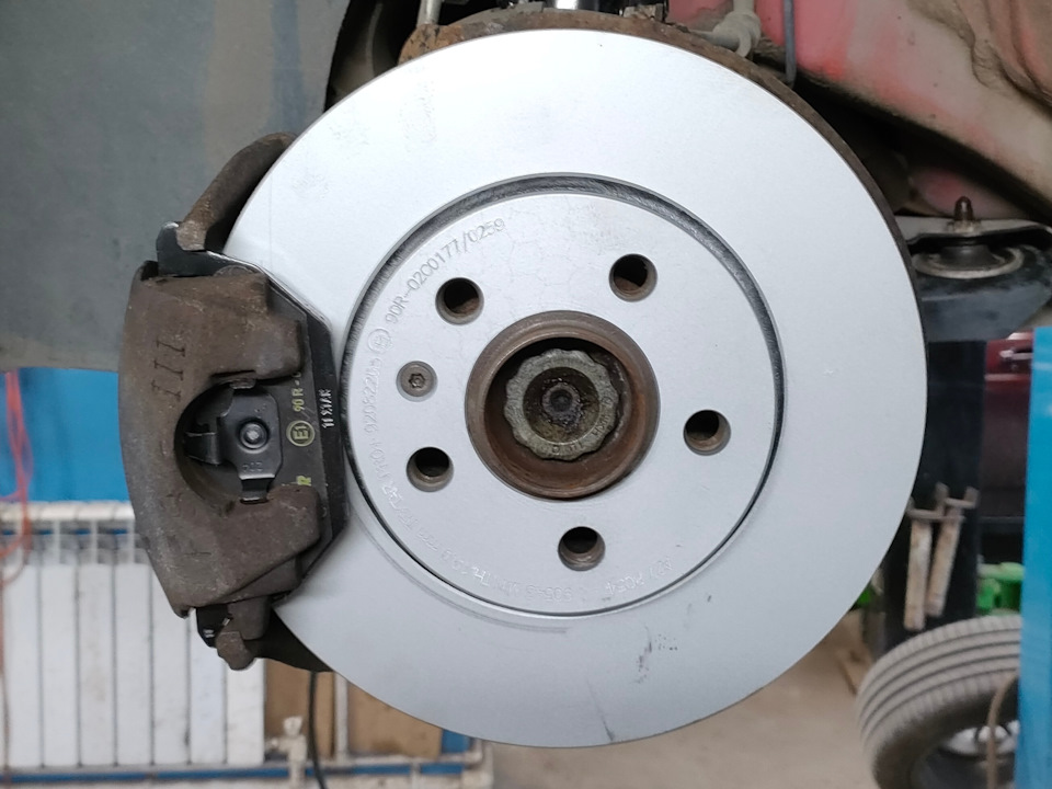 Коэффициент трения колодок GF (нормальный коэффициент трения после разогрева — G 0.55-0.8; горячий коэффициент трения после восстановления колодки от перегрева — F 0.35-0.45) — Volkswagen Polo Hatchback Mk5