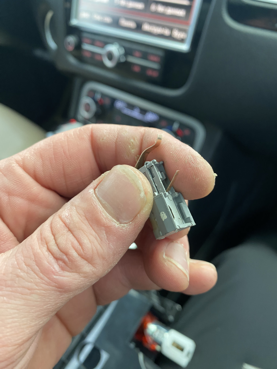 Замена лампочки в пепельнице — Volkswagen Touareg (2G), 3 л, 2014 года ...