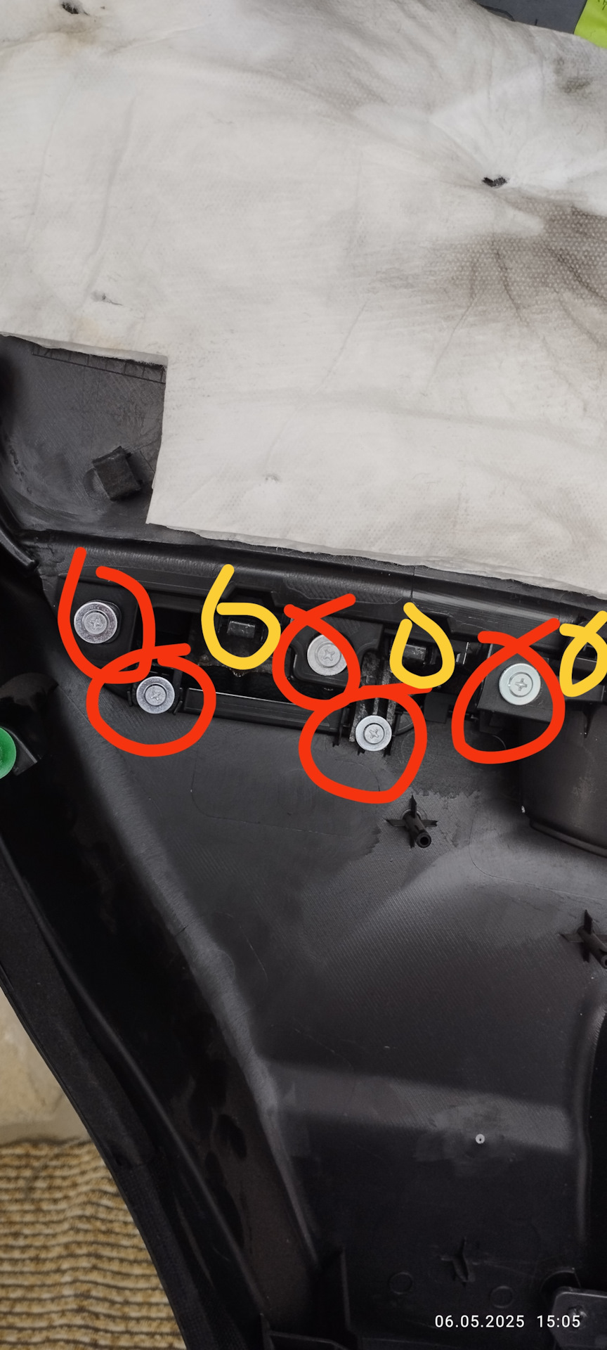 Вид изнутри.Защёлки (жёлтым) Саморезы (красным) — Honda CR-V (RM)