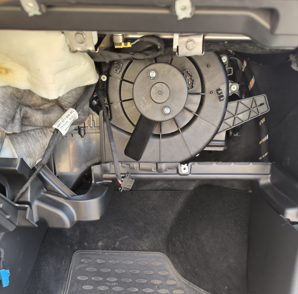 Моторчик печки салона. — Volkswagen Polo Sedan, 1,6 л, 2018 года ...