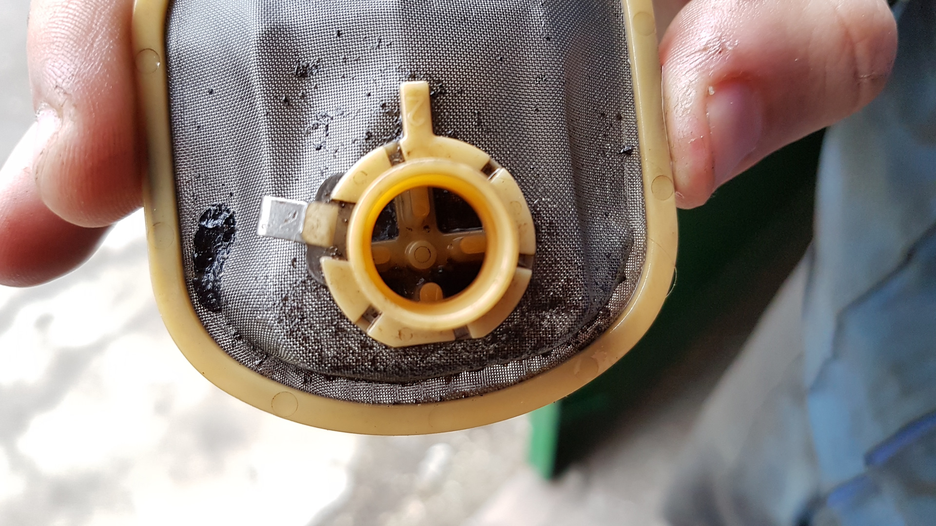 Прадо 150 сетка в бак. Чистка сеточки клапанной крышки пассат б5. Чистка сетки бензонасоса 2114. Сетка бензонасоса ниссан. Сеточка бака бмв е90.