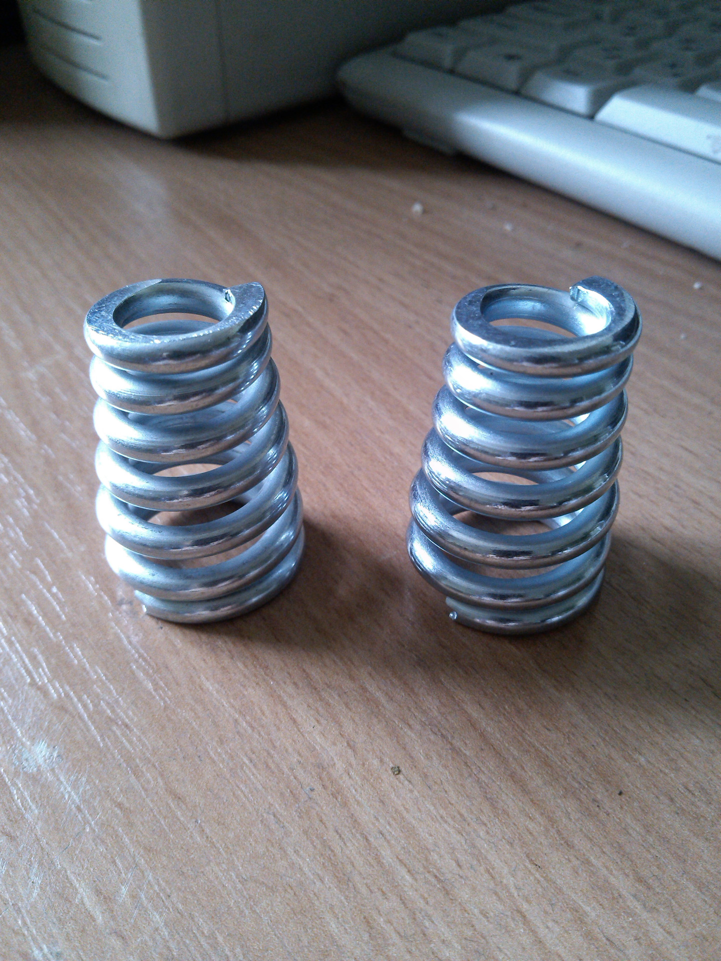 Способы крепления пружин растяжения. Пружина в тарельчатые пружины чертеж. Крепежи для пружин вибростола. Типы зацепов пружин растяжения. Как закрепить пружину.