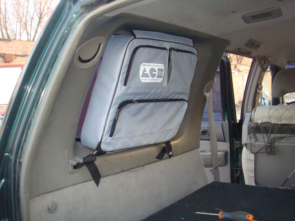 Прадо шторки. Сумки на боковые окна багажника Nissan Patrol y61. Y61 Nissan Patrol третий ряд сидений. Шторки на окна Ниссан Патрол 61. Сумки на боковые окна багажника TLC 100.