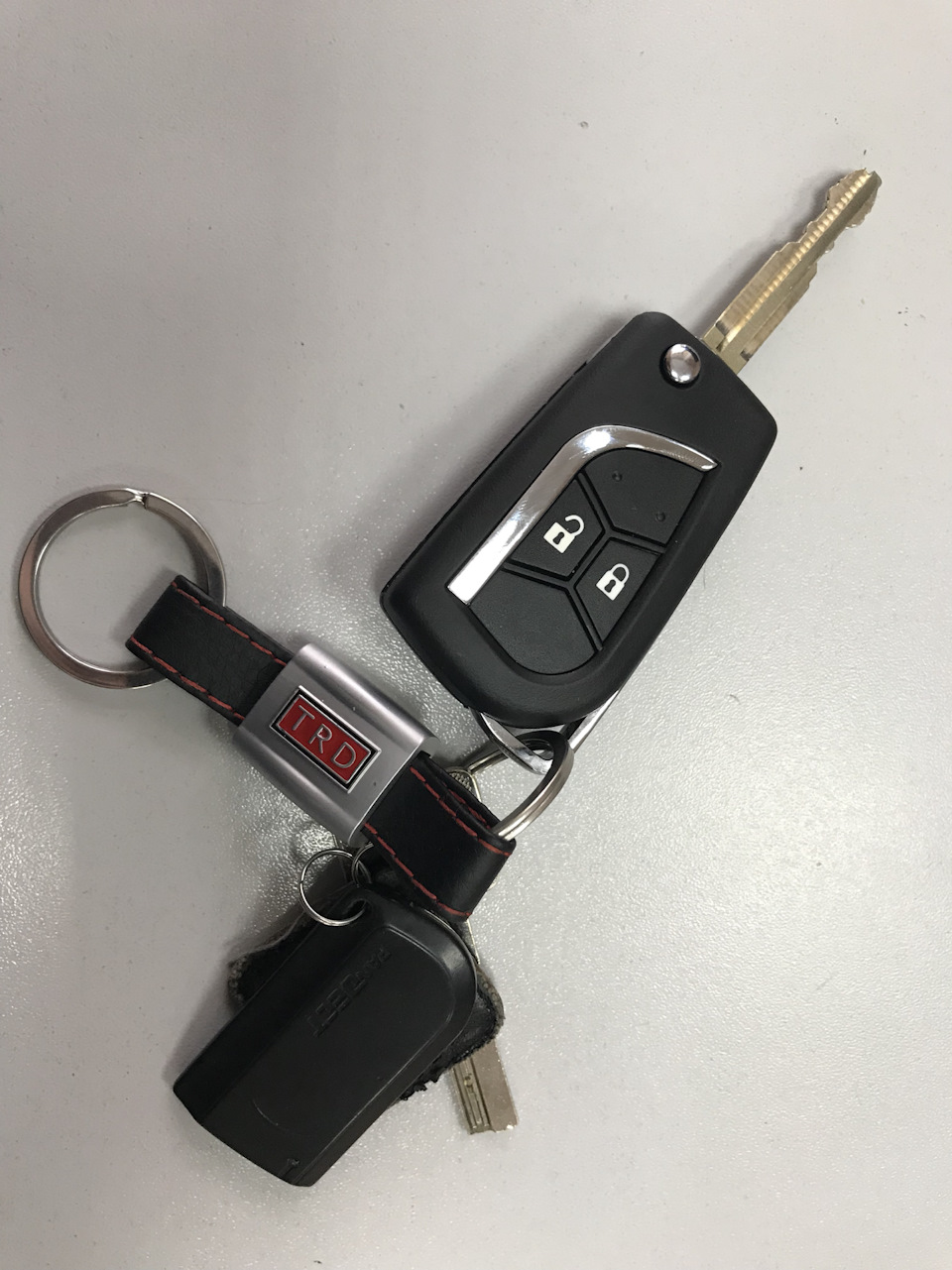 Выкидной чип ключ — Toyota E 140, 1,5 л, 2008 года | аксессуары | DRIVE2