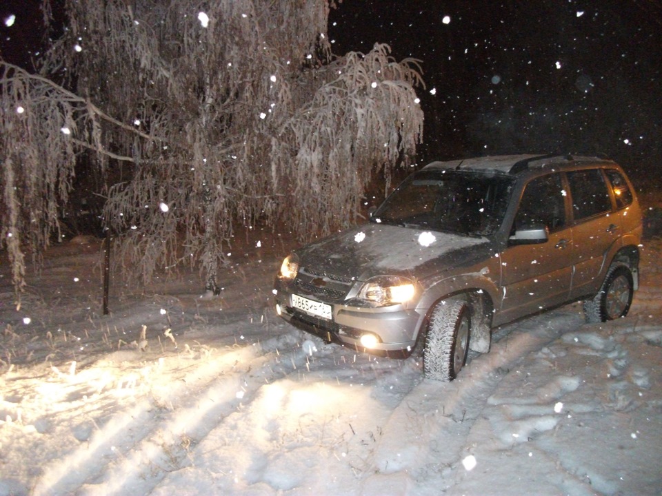 Нива шевроле в мороз. Нива Шевроле до 2008 года по снегу. Chevrolet Niva в снегу. Шевроле Нива по снегу. Белая Шевроле Нива в снегу.