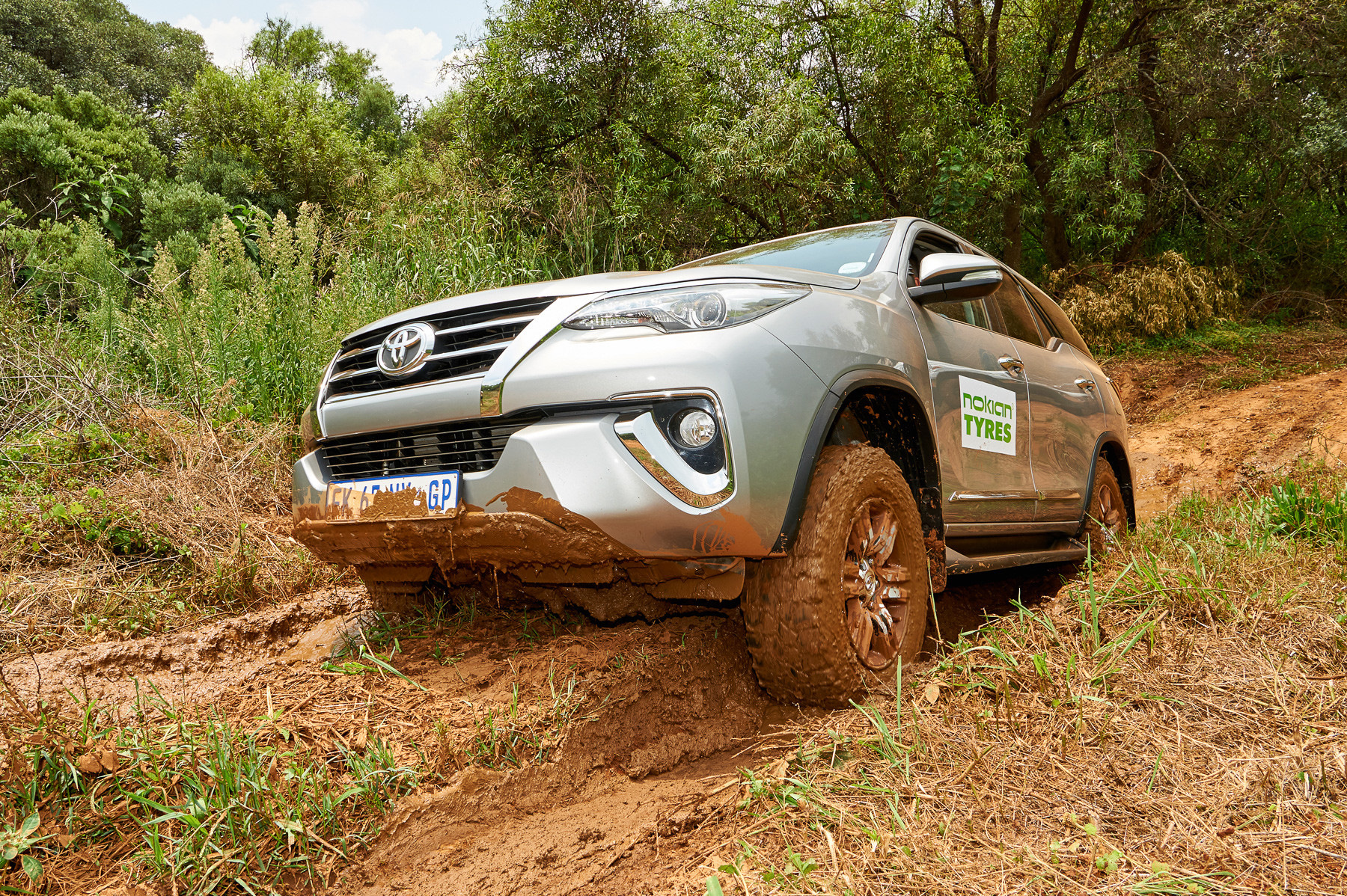 Fortuner шины. Toyota Fortuner II off Road. Тойота фортунер на бездорожье. Toyota Fortuner 2022 Offroad. Тест драйв Тойота фортунер.