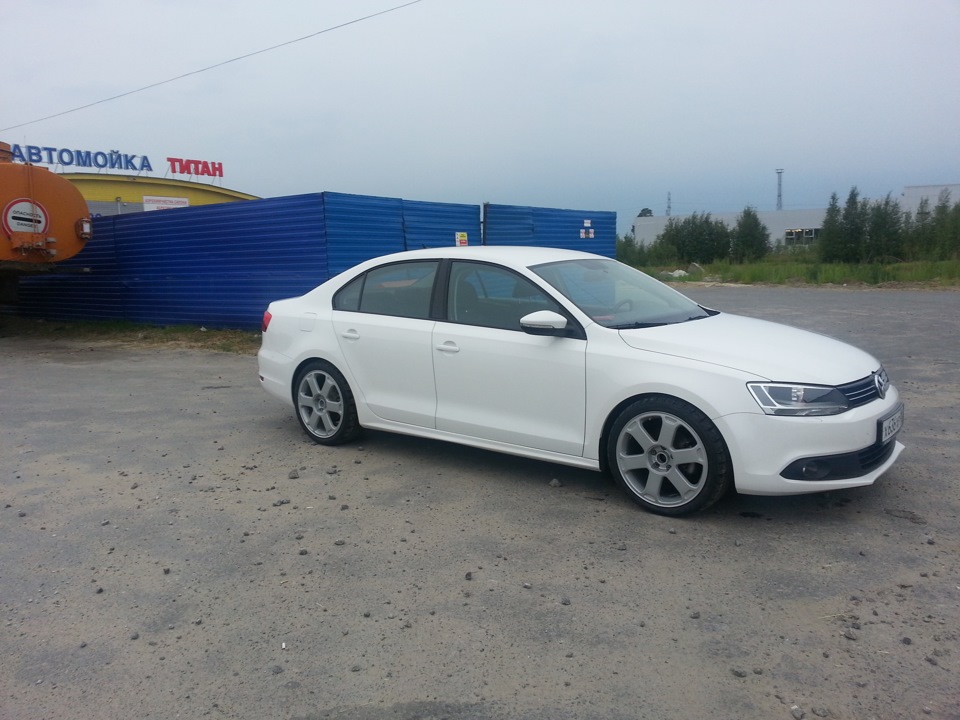 Volkswagen Jetta белая r18 Воссены