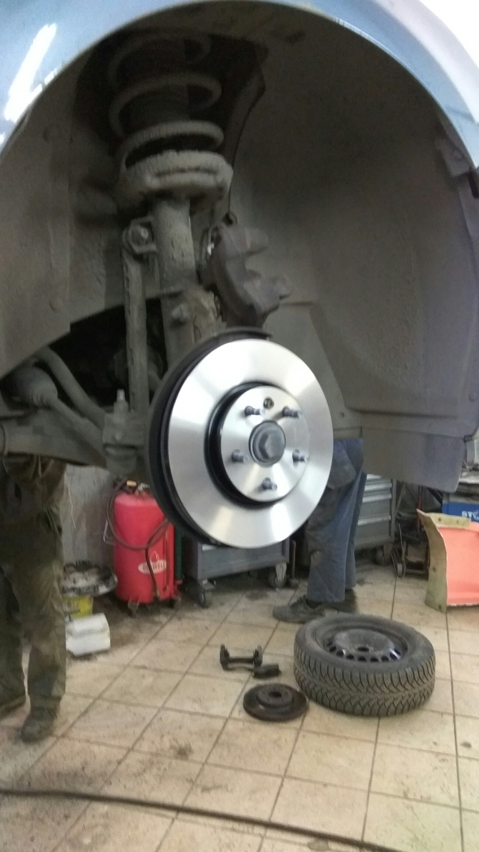 Замена передних колодок и дисков — Opel Astra J, 1,4 л, 2012 года ...