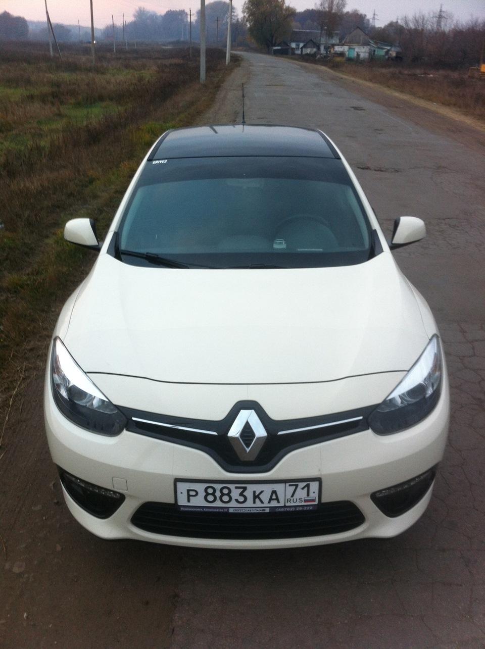 Белый рено террористов. Renault Fluence черная крыша. Рено Флюенс черная крыша. Рено Флюенс белый с чёрной крышей. Белый Renault Fluence с черной крышей.