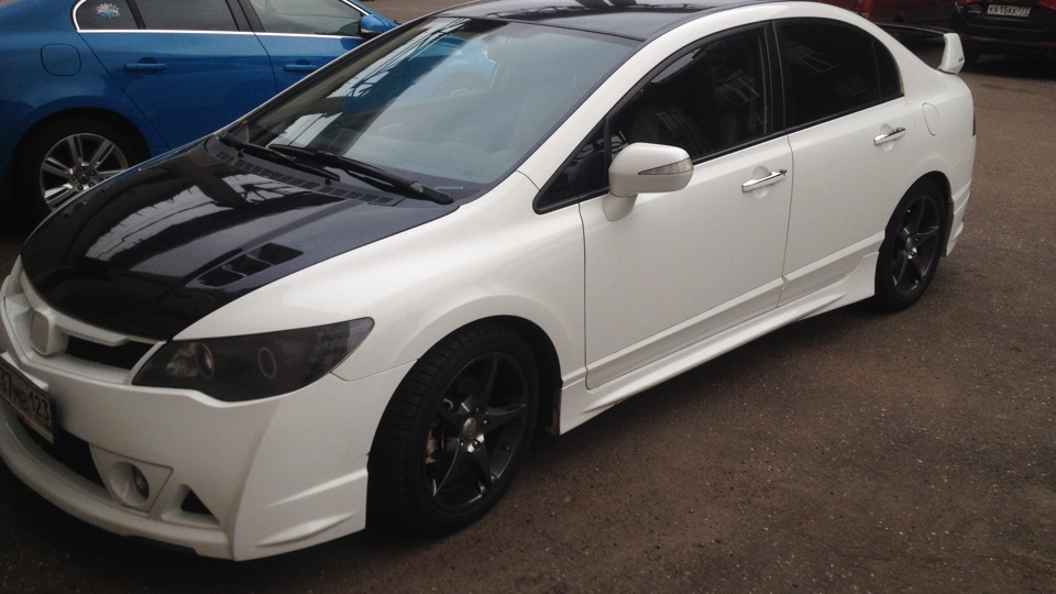 Honda civic красноярск. Белая Хонда Цивик 4д. Honda Civic 4d 2008 Mugen. Хонда Цивик 4д Mugen белая. Хонда Цивик 2008 белый.