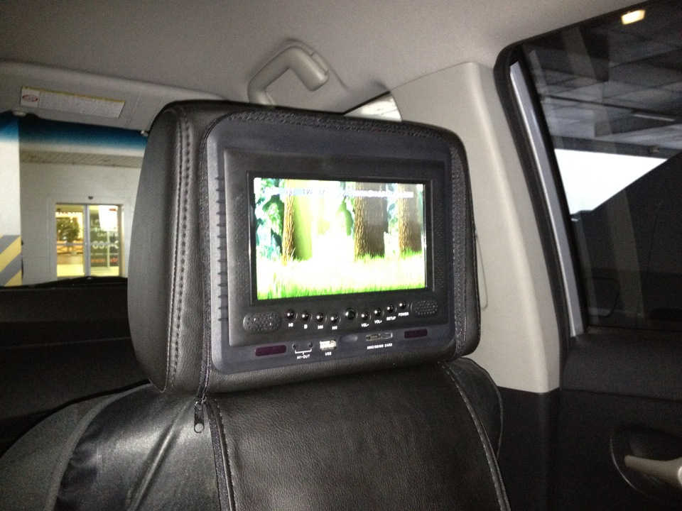 Монитор в подголовник. Toyota Alphard 2003 экраны в подголовниках. Шевроле Каптива с 140 мониторы в подголовниках. Подголовники с экраном на Patrol 61. Двд подголовники Тойота Камри v70.