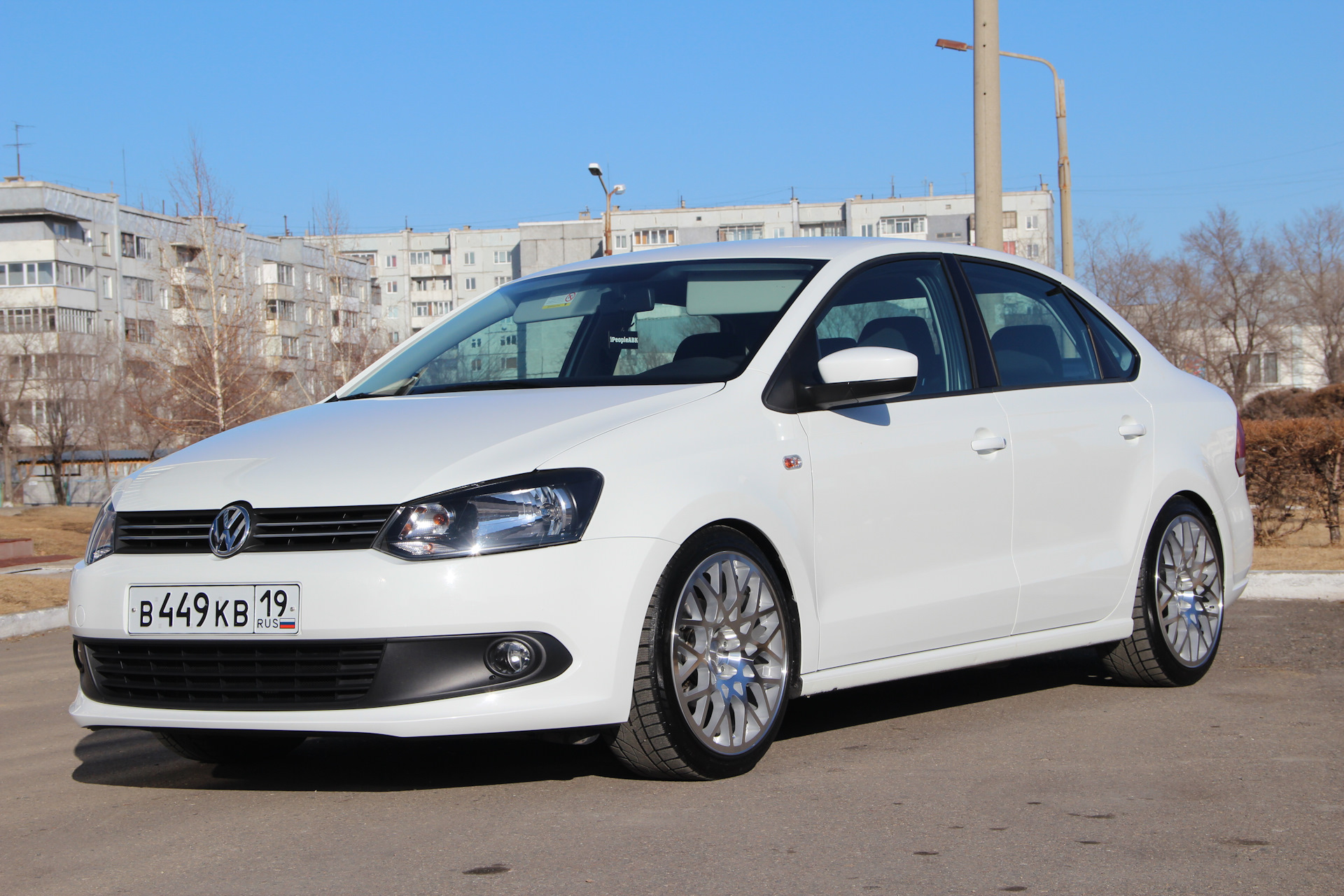 Диски на поло седан. Белый Фольксваген поло r17. VW Polo sedan Сток r17. Rotiform поло седан. Volkswagen GTI r17 Polo.