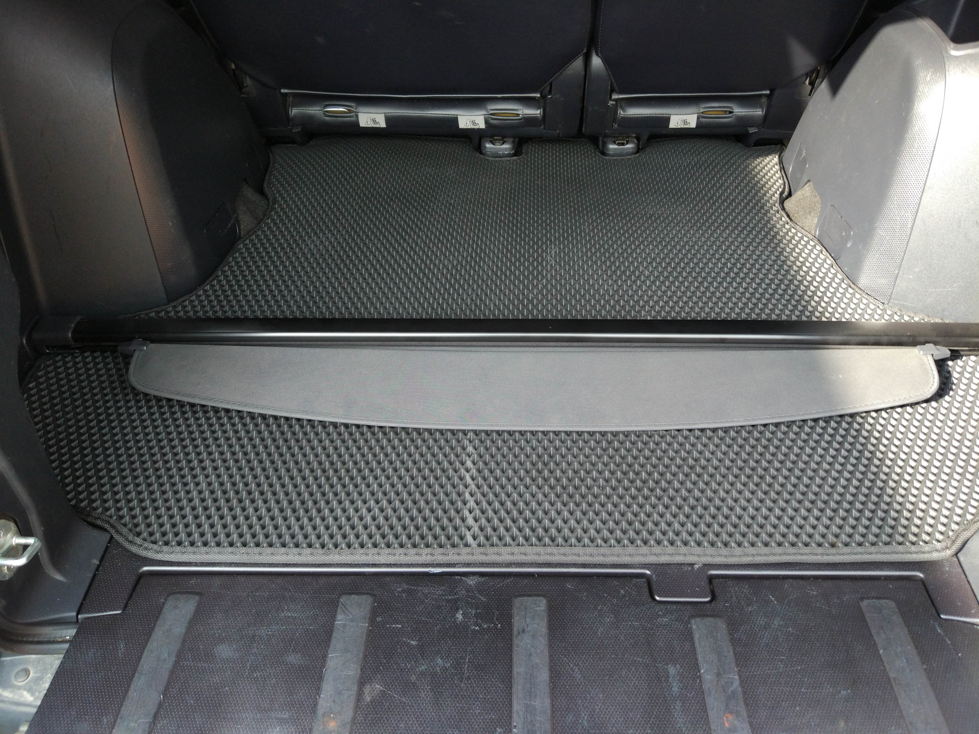 Коврик в багажник аутлендер. Коврик в багажник Mitsubishi Outlander 3. Mitsubishi Outlander XL коврик багажника. Коврики Митсубиси Аутлендер XL. Коврик багажника Митсубиси Аутлендер XL.