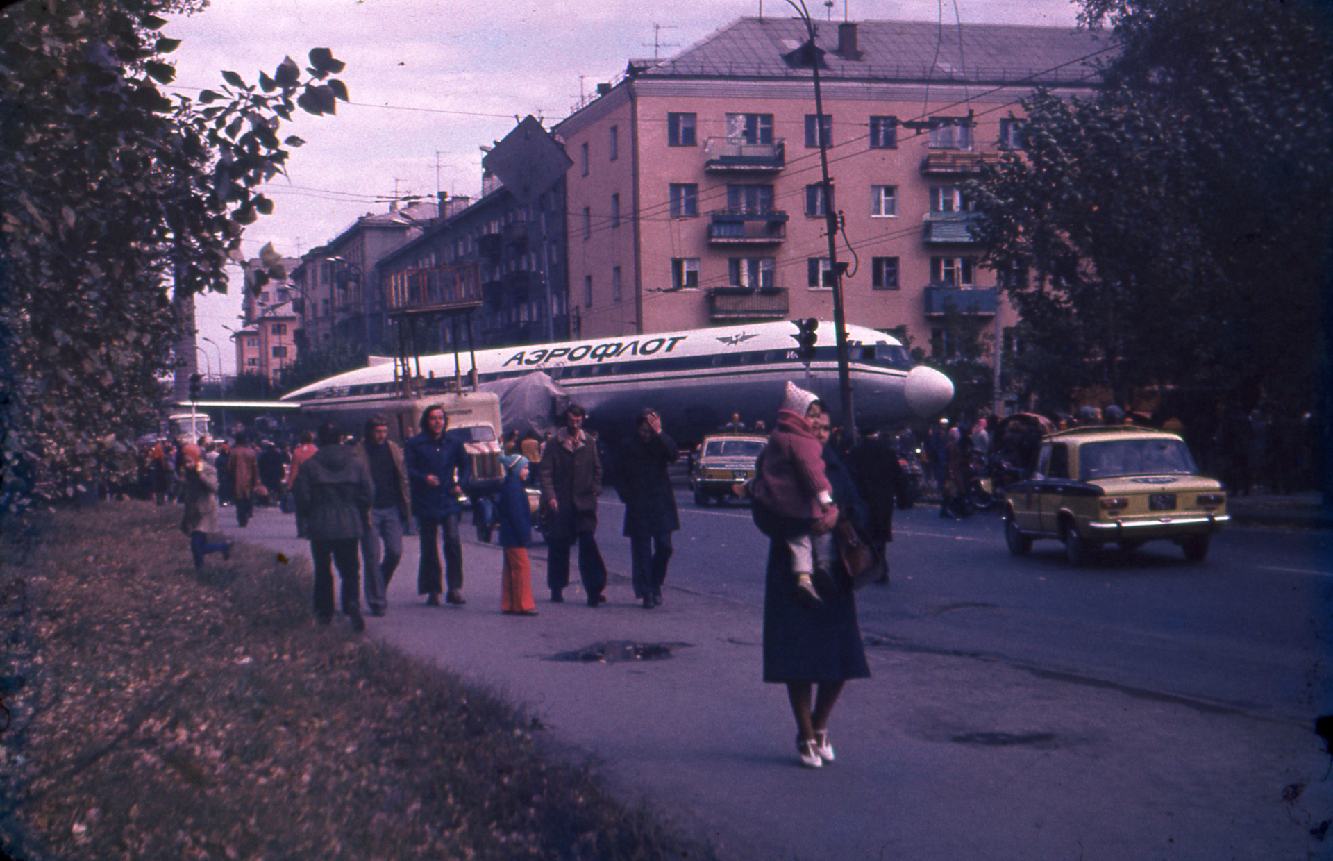 Ил-18 на улице Малышева Свердловск 1977 год