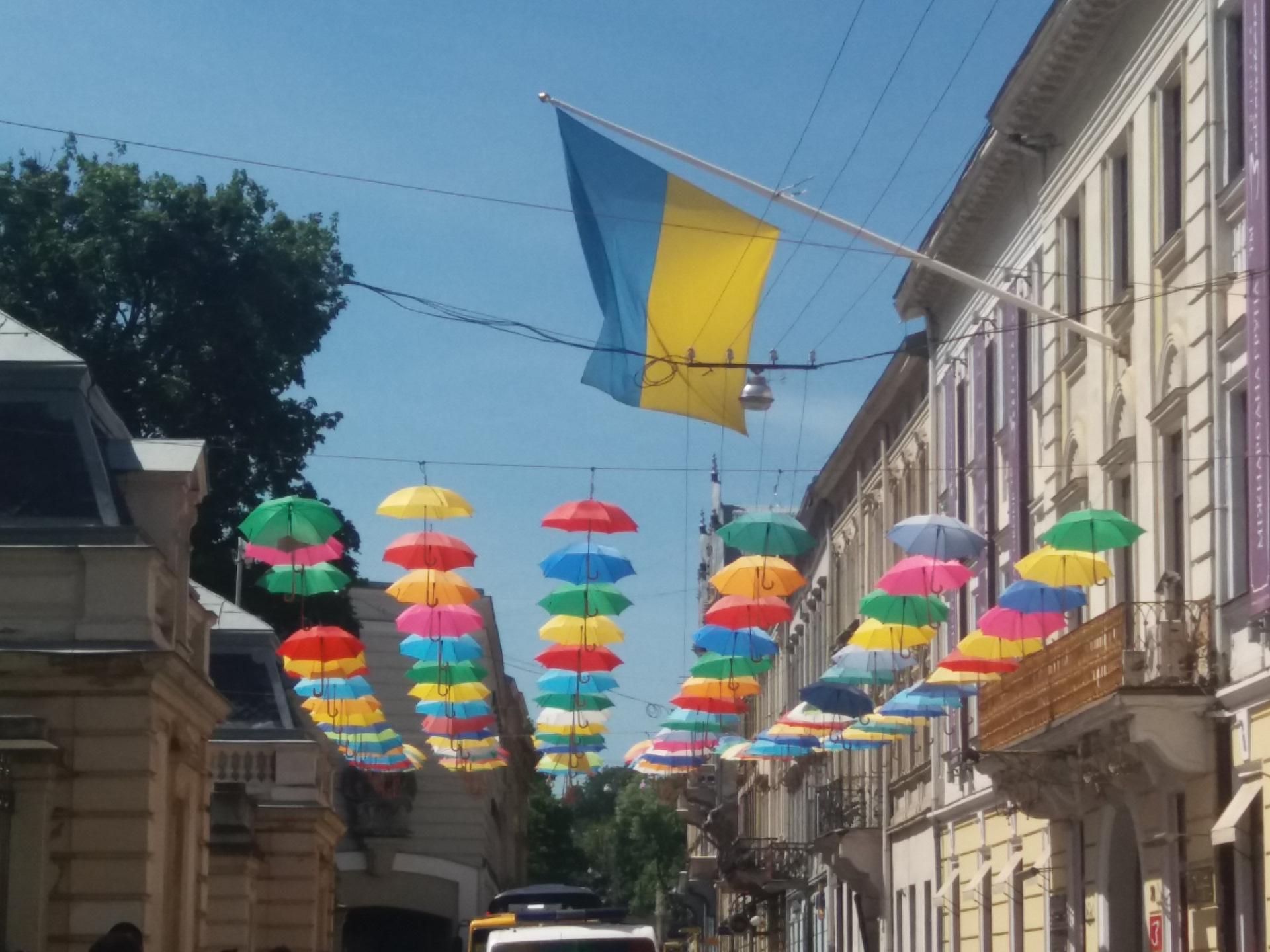 улица с зонтиками в санкт петербурге