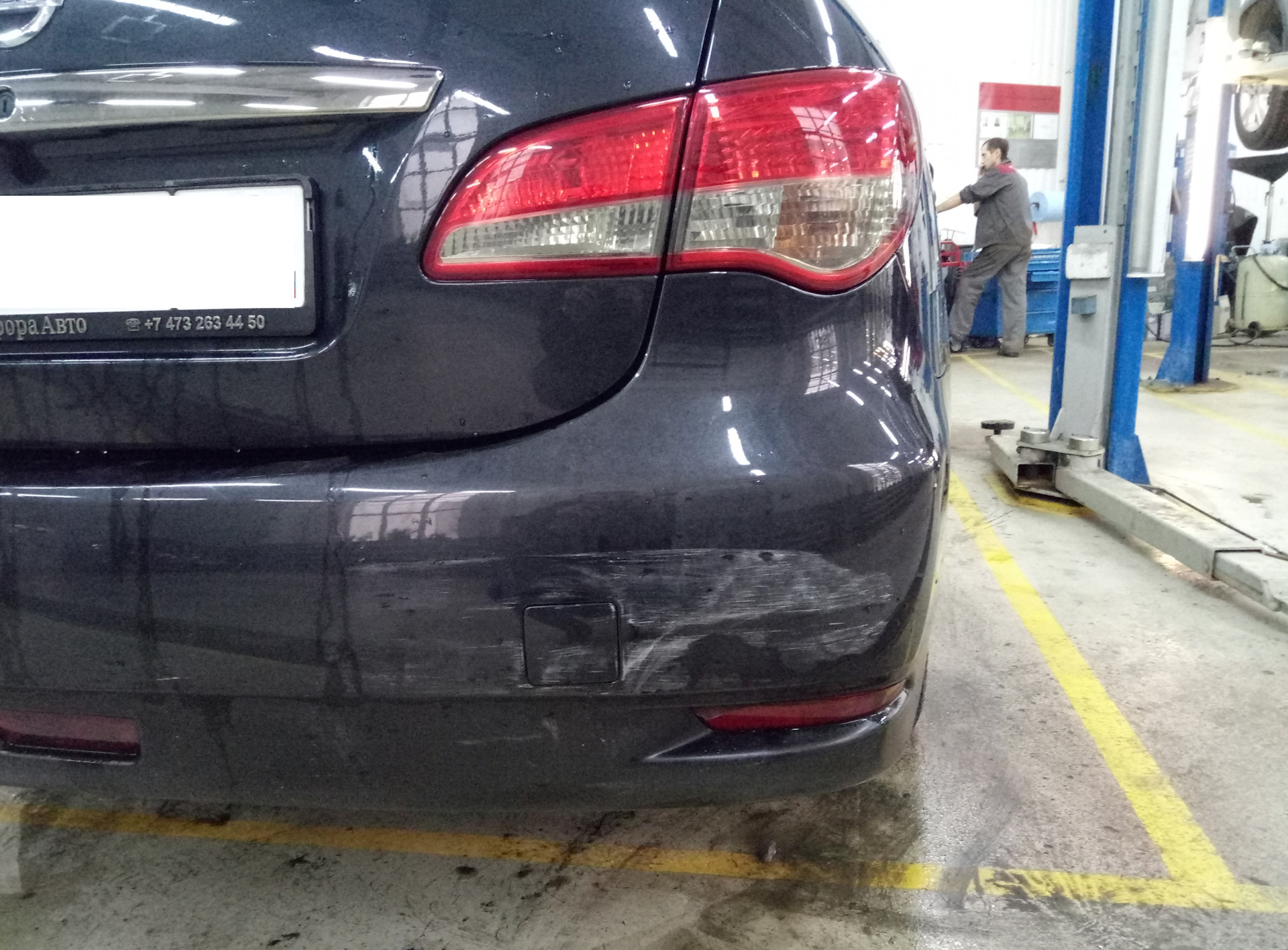 Покраска бампера хендай акцент. Toyota camry 40 покраска заднего бампера. Покраска переднего бампера автомобиля. Перекраска накладки заднего бампера. Бампер задний покрашенный.