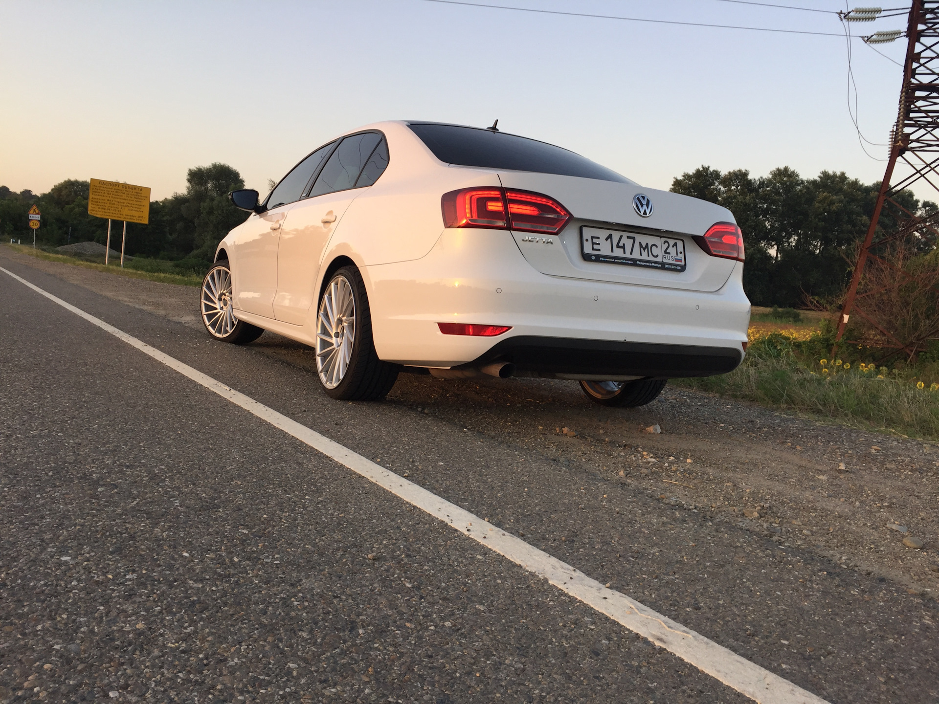 Volkswagen Jetta белая r18 Воссены