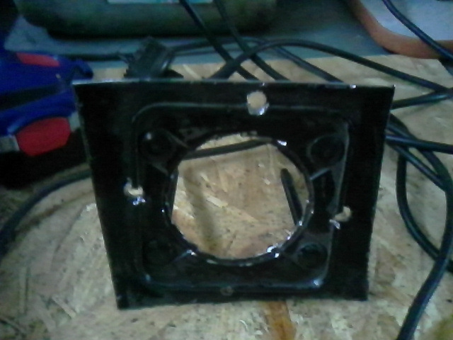 Вырезаем внутри дырку побольше балгаркой — Nissan Navara (2G)