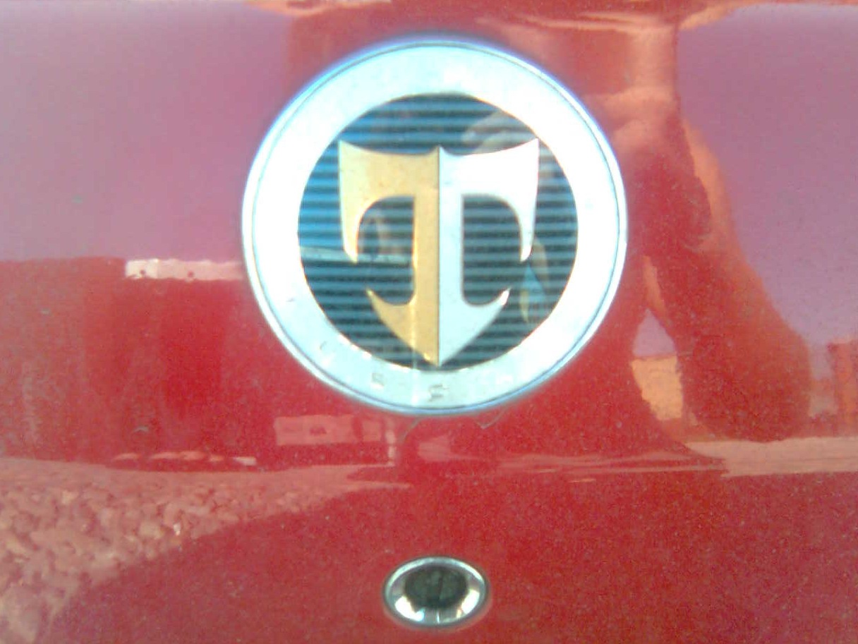 Автомобиль на букву т. Автомобильный значок т. Марка автомобиля со значком т. Значок машины в виде буквы т. Машина с буквой т на значке.
