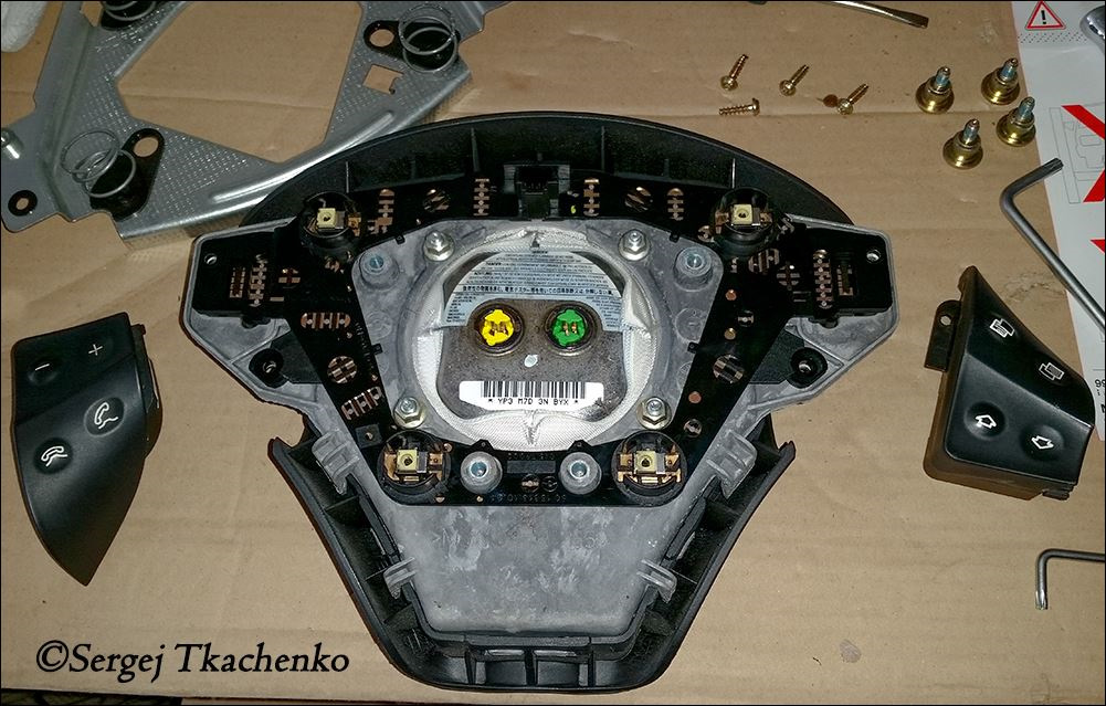 Перестали работать кнопки на руле. Перестали работать кнопки на руле. Кнопки руля тойота ленд крузер 200. Кнопки на руль вольво хс90. Кнопки на руле киа соренто.