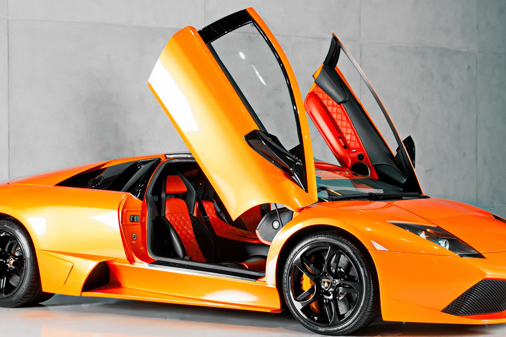 Бесплатная машина нужна. Lamborghini Murcielago LP 640 белая. I9 черный с оранжевым салоном.