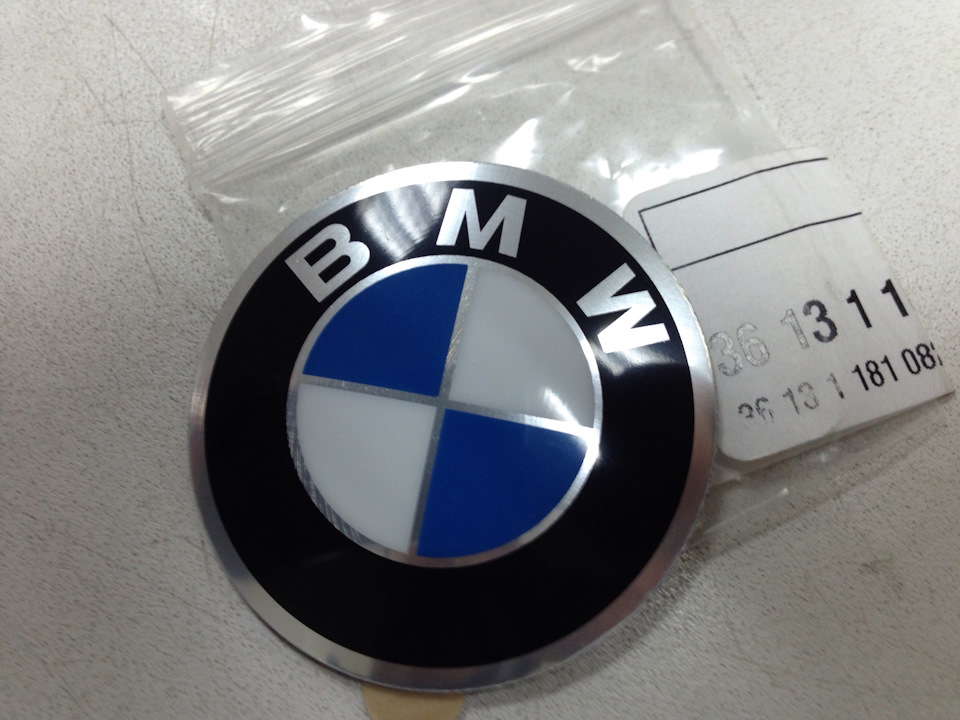 Юбилейный значок бмв. BMW артикул 36131181082. Значок БМВ из бумаги. В769ут 82 БМВ. Военные эмблемы БМВ Венгрия.