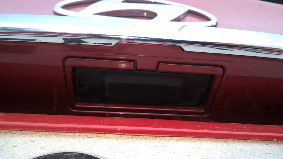 Кнопка багажника солярис хэтчбек. Кнопка крышки багажника Hyundai Solaris 2. Кнопка багажника Солярис седан 2014. Кнопка открывания багажника Солярис 2012u.