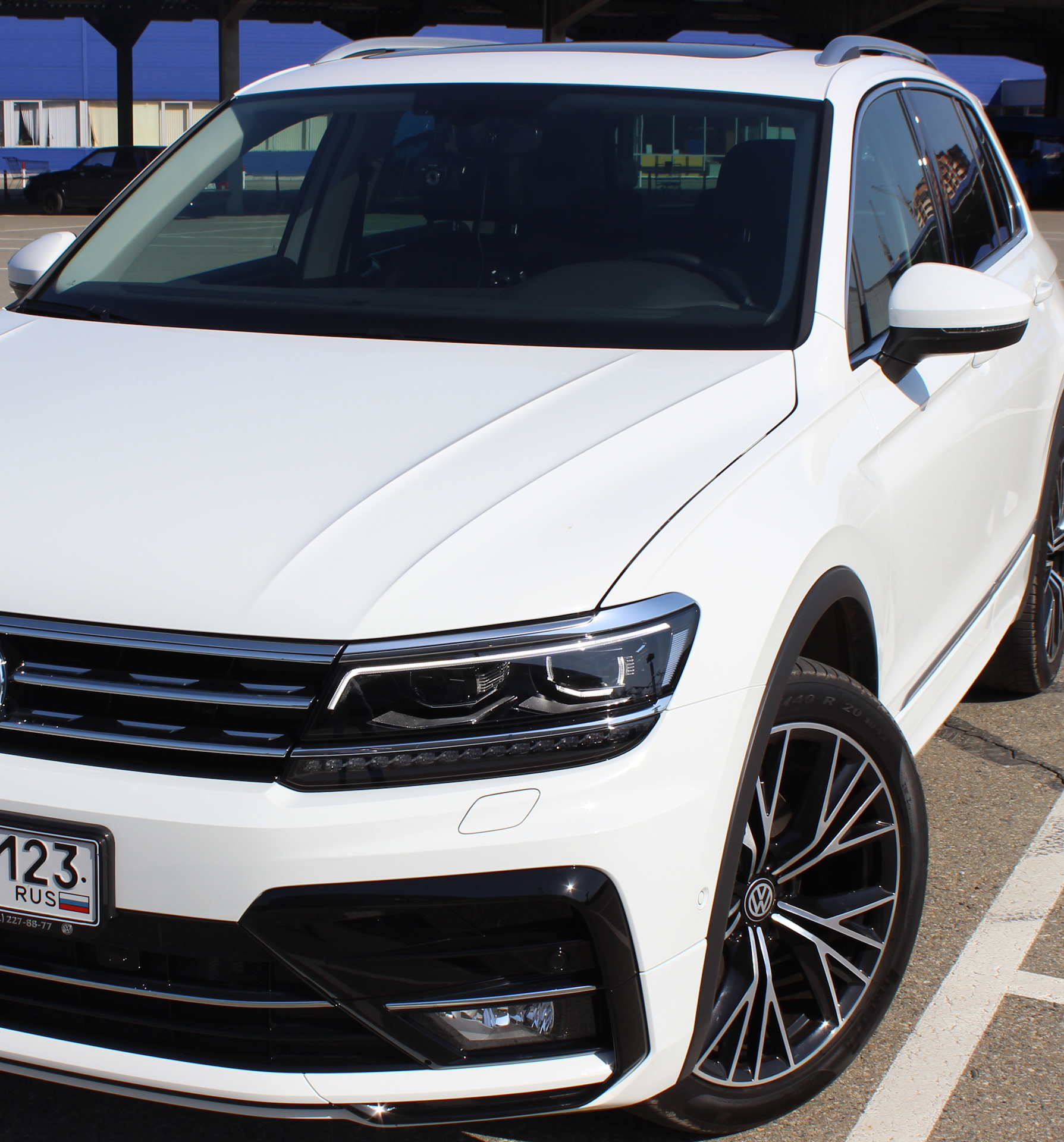 Tiguan 2 sportline. Фото тигуан 2 спортлайн с порогами. Tiguan 2 sportline. Tiguan 2018 sportline. Тигуан 2 спортлайн вечером.