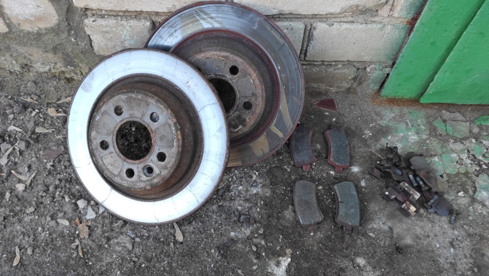 Старые диски и колодки. — Volvo S80 (2G)