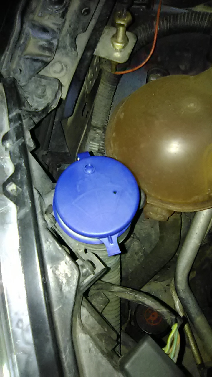 Замена крышки бака омывателя. — Peugeot 308 (1G), 1,6 л, 2008 года ...